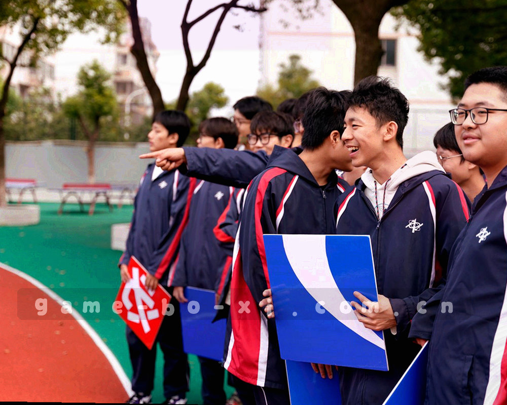 多块屏幕并排显示赛程线条的抽象示意